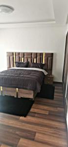 een slaapkamer met een groot bed en een houten vloer bij اقامة مفتاح الساحل in Agadir