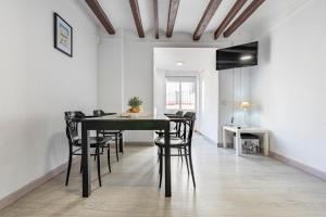 Televízia a/alebo spoločenská miestnosť v ubytovaní Bettatur Apartaments Rera Sant Domenech