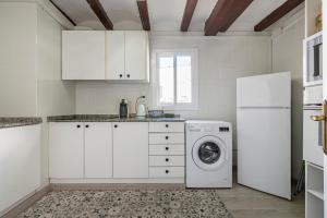 Kuchyňa alebo kuchynka v ubytovaní Bettatur Apartaments Rera Sant Domenech