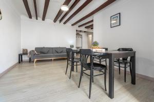 un soggiorno con tavolo, sedie e divano di Bettatur Apartaments Rera Sant Domenech a Tarragona