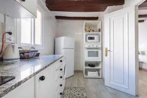 Kuchyňa alebo kuchynka v ubytovaní Bettatur Apartaments Rera Sant Domenech