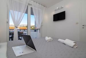 TV a/nebo společenská místnost v ubytování MIRROR apartment