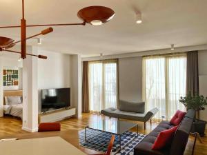 sala de estar con sofá y TV en B-Suites, en Estambul