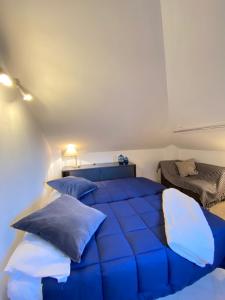 Giường trong phòng chung tại Veliero Fronte Mare Flexrent - Immobiliare Abissinia