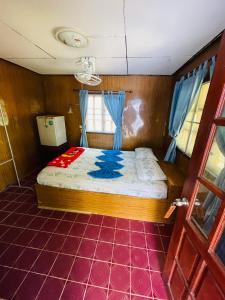 Anong Villa في Nathon Bay: غرفة نوم صغيرة مع سرير في غرفة