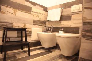 a bathroom with a toilet and a sink at Residenza RoMa in Tropea