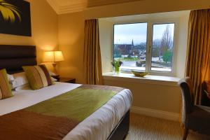 Giường trong phòng chung tại International Hotel Killarney
