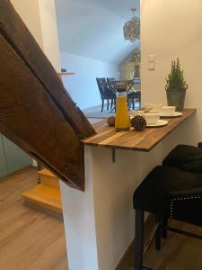 ein Esszimmer mit einem Holztisch mit Essen drauf in der Unterkunft Downtown No.2 in Bad Soden-Salmünster