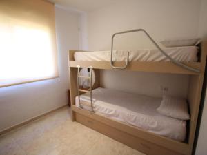 Двох'ярусне ліжко або двоярусні ліжка в номері Apartamento Llançà, 2 dormitorios, 5 personas - ES-228-74