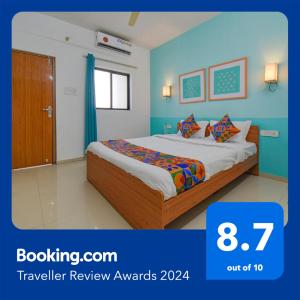 sypialnia z łóżkiem z niebieskimi ścianami w obiekcie FabHotel Aakiyo w mieście Pune