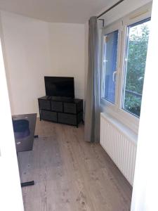 A television and/or entertainment centre at Charmant studio 17m2