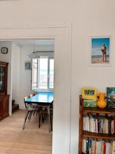 a dining room with a table and a view of the beach at La Petite Escapade - Maison de pêcheur traditionnelle - Centre-ville in Fécamp