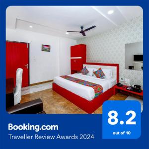 ein Schlafzimmer mit einem roten Bett und einer roten Tür in der Unterkunft FabHotel Golden Temple Paradise in Amritsar