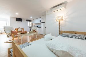 Kuchyňa alebo kuchynka v ubytovaní Bettatur Apartaments Rera Sant Domenech + 37 fotografií