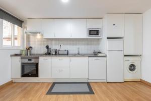 Kuchyňa alebo kuchynka v ubytovaní Bettatur Apartaments Rera Sant Domenech