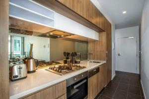 Retro Modern with Pool near Westfield Doncaster的厨房或小厨房