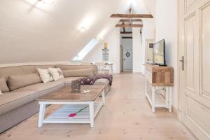 a living room with a couch and a coffee table at Beach-Loft in Wobbenbüll
