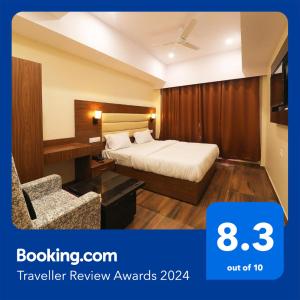 een hotelkamer met een bed en een stoel bij FabHotel Blueark in Lucknow