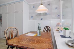 uma cozinha com uma mesa com uma garrafa de vinho em Metropol, Whg 127, Seeseite em Westerland