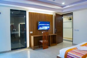 TV a/nebo společenská místnost v ubytování HOTEL YASH PALACE Near IGI Airport