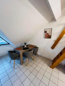 a dining room with a table and chairs at Appartement net buiten stadskern in Hasselt