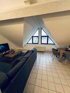 - un salon avec un canapé et une table dans l'établissement Appartement net buiten stadskern, à Hasselt
