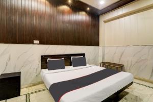 a bedroom with a bed and a fireplace at OYO Flagship Hotel Tri Palace in Kānpur