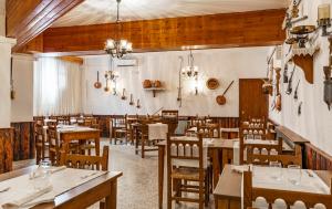 comedor con mesas y sillas de madera en Hotel Marxant, en Tavascán