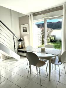a dining room with a table and chairs at MARNELLY Maison Ploemeur 4 adultes et 1 enfants avec jardin privatif exposé sud in Ploemeur +8 photos