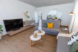 uma sala de estar com um sofá e uma televisão em The Big Chill by Fidalsa em Ciudad Quesada