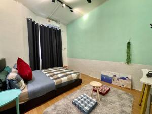 um quarto com uma cama, uma mesa e um tapete em Entire Cozy Home 16 • 3 bedroom @ Alma Bukit Mertajam em Bukit Mertajam
