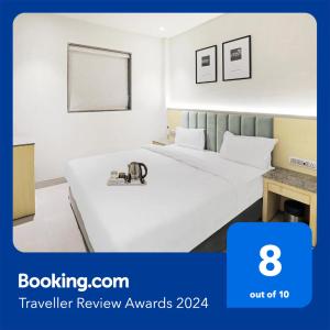 um quarto de hotel com duas camas num quarto em FabHotel Oasis Yellow Courtyard em Bhopal