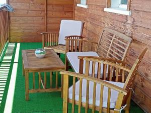 - deux chaises et une table sur une terrasse couverte dans l'établissement Les Chambres d'Hôte du Pavé, à Saint-Paul
