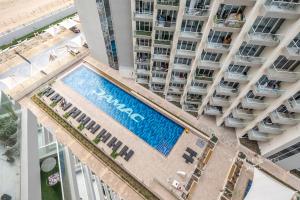 een uitzicht over een zwembad in een gebouw bij The Tranquil Spot in Damac Hills 2 in Dubai