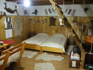 Un pat sau paturi într-o cameră la Casa Rustica Oltenia
