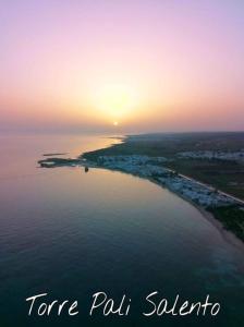 una vista aerea sull'oceano al tramonto di Casa vacanza Giorgiani a Torre Pali