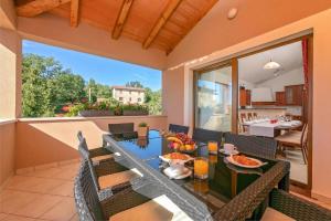 Μπαλκόνι ή βεράντα στο Beautiful villa Dani with panoramic view in Vizina