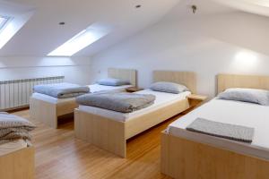 Cette chambre comprend 3 lits. dans l'établissement Bed and Breakfast Špelca, à Pivka