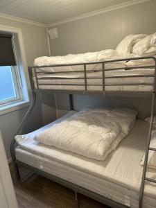 Bunk bed o mga bunk bed sa kuwarto sa Rorbu i Gilsvågen - 3 soverom - Båtutleie
