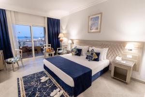 アブ・ダバブにあるMalikia Resort Abu Dabbabのベッドとバルコニー付きのホテルルーム