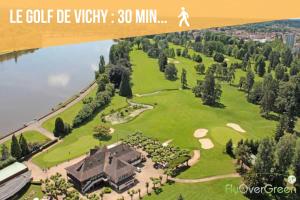 - une vue aérienne sur une maison avec un domaine de golf dans l'établissement Studio Vichy mon amour Villa Marie Celine, à Vichy