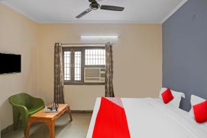 una camera con letto, tavolo e finestra di OYO Hotel Dreamland Residency a Nuova Delhi