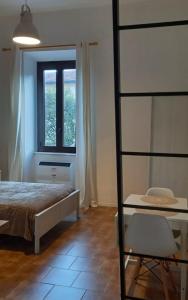 Schlafzimmer mit einem Bett, einem Schreibtisch und einem Fenster in der Unterkunft A casa di Rebecca in 