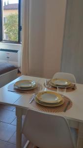 einen Tisch mit Tellern und Küchenutensilien darüber in der Unterkunft A casa di Rebecca in 