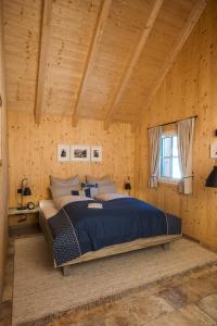 1 dormitorio con 1 cama grande en una habitación de madera en Chalet Jochwand Bad Goisern, en Bad Goisern