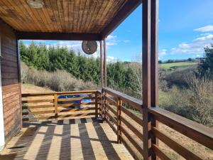 Balkón nebo terasa v ubytování Chalet au coeur du parc du Morvan - Moux-en-Morvan
