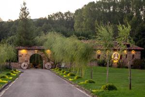 a driveway leading to a stone building with an archway at Molino Tejada in Polientes