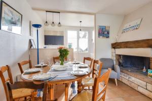 TV a/nebo společenská místnost v ubytování Maison 4 chambres - Proche plage - Barbâtre