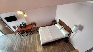 Camera piccola con letto, tavolo e sedie di IVERIA BEACH a Kobuleti