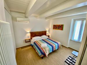 een kleine slaapkamer met een bed en een raam bij Appartamento vista mare! in Fano